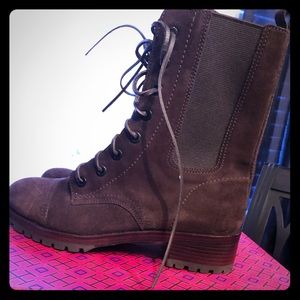 New in box Tory Burch brown suede lace up 8.5m